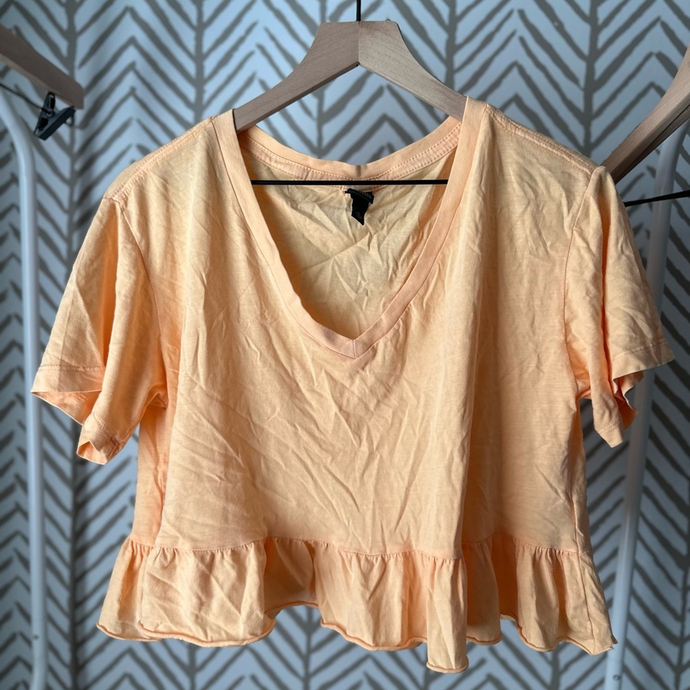 Cropped V-neck with ruffled bottom